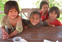 Πολλά παιδιά των Μλάμπρι πηγαίνουν σήμερα σε σχολεία της Ταϊλάνδης.
